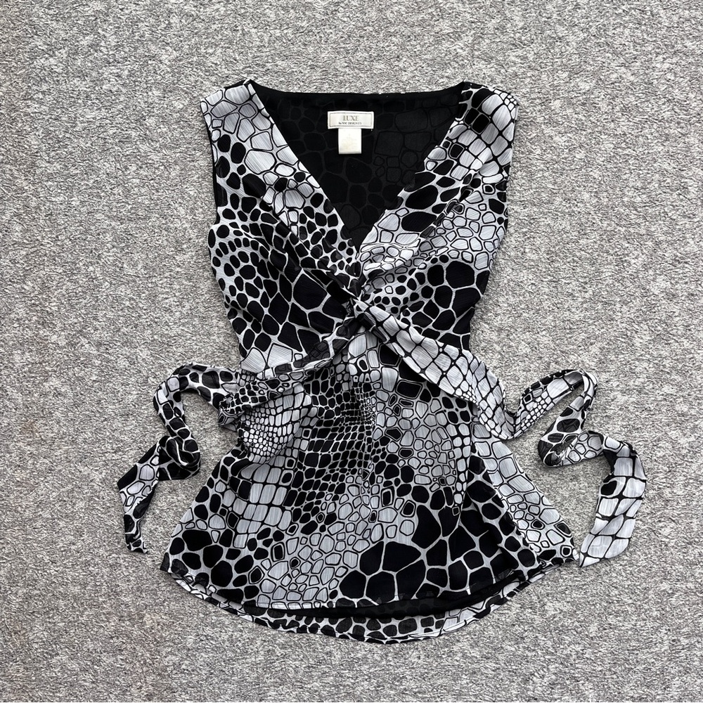 🌹5 for $50🌹Y2K Luxe Black and Gray Patterned Wrap-Front Sleeveless Blouse